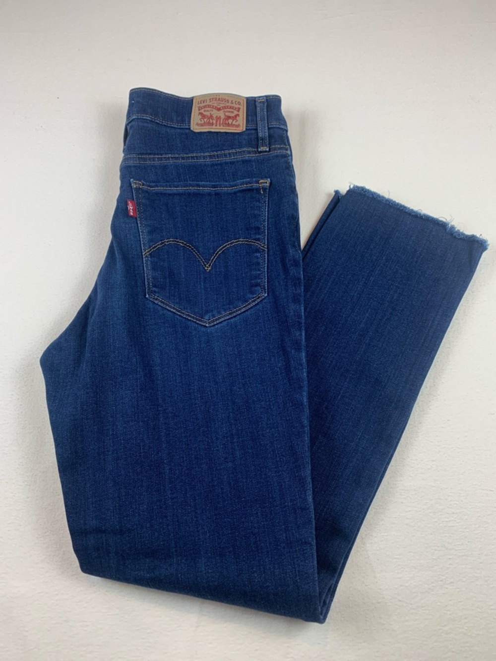 Levi’s Womens Blue Jeans EUC Sz 30 724 High Rise Straight Dark Blue Raw Hem Zip